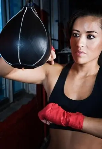 Boxer féminin à l'aide de sac de vitesse
