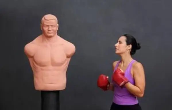 Sac factice prêt à frapper femme