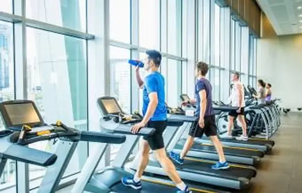 Pessoas malhando em esteiras