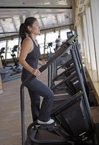 Mulher na máquina de stepper