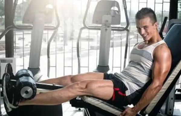 Homem fazendo exercício de extensão de perna