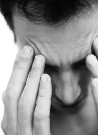 Prstami stlačte spodnú časť obočia