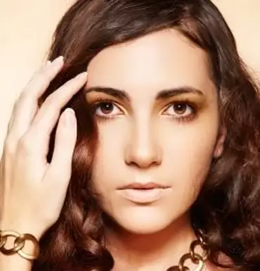 ヘーゼル色の目の黄金のアイシャドウ