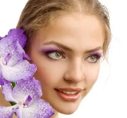 ヘーゼル色の目の紫色のアイシャドウ