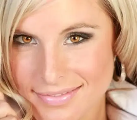 明るいヘーゼル色の目に茶色のアイシャドウ