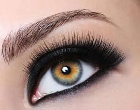 Eyeliner auf der Unterseite des Auges tragen