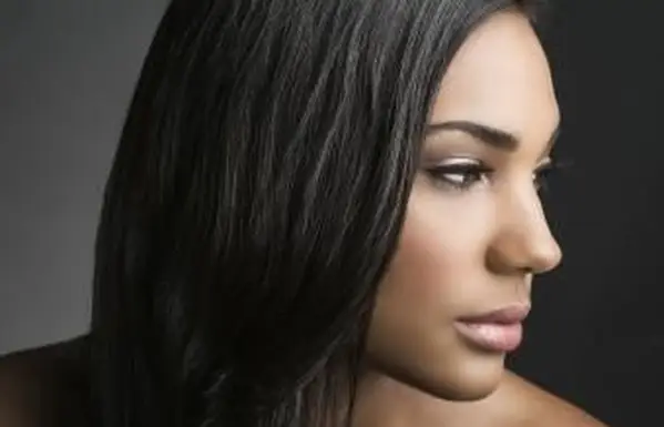 Lindo maquillaje simple busca ojos marrones