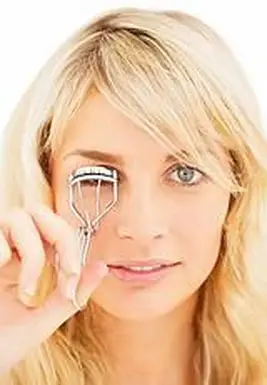 האם תסללי ריסים ראשונים או מרחי תחילה מסקרה