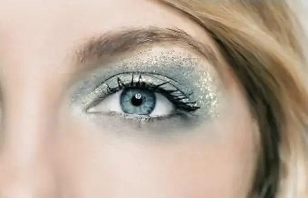 Zblízka trblietavé otvorené oko