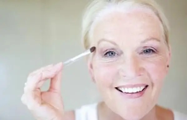 femme aînée, appliquer, oeil, maquillage