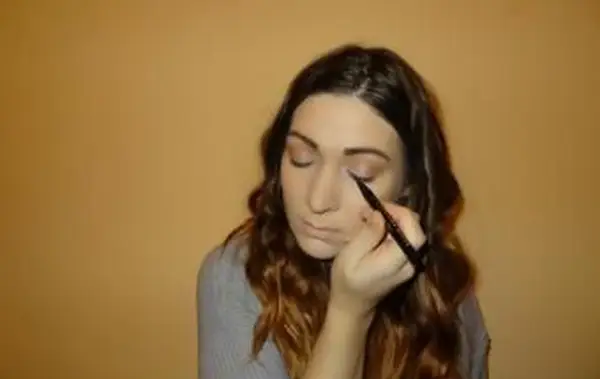 aplicando maquiagem no olho de gato