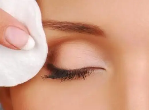 כיצד להסיר מסקרה ללא מסיר איפור