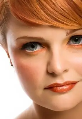 pelirroja con ojos verde claro y sombra de ojos cobriza