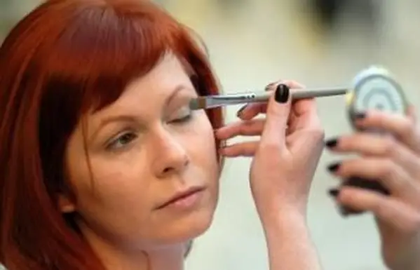 La mejor sombra de ojos para ojos verdes y cabello rojo