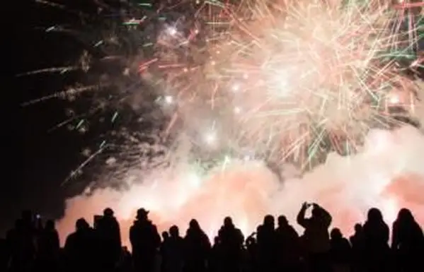 Fogos de artifício com pessoas
