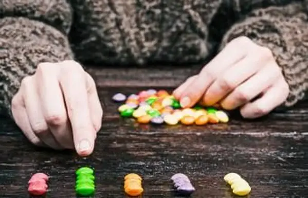 cukríkové gombíky a ruky