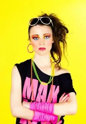 Trendy w modzie z lat 80., które zainspirują Twój styl