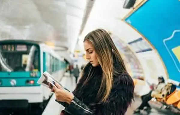 Žena číta časopis