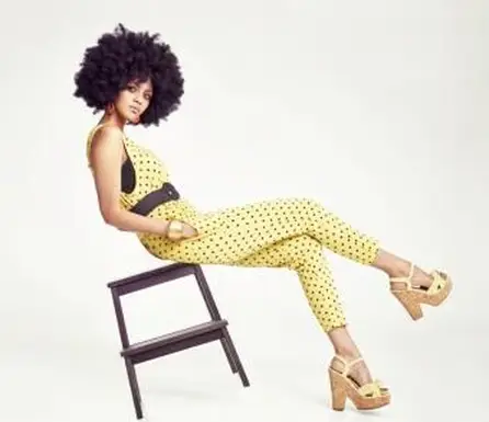 Mujer joven confiada en traje amarillo