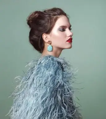 Hermosa mujer con vestido de plumas