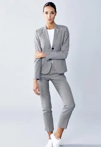 Confianza empresaria en traje gris