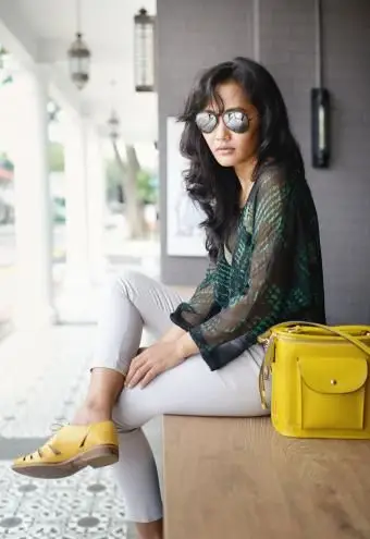 Mujer de moda con bolso amarillo y zapatos