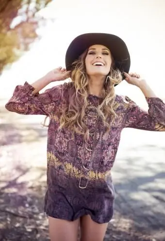 Mujer joven en estilo boho