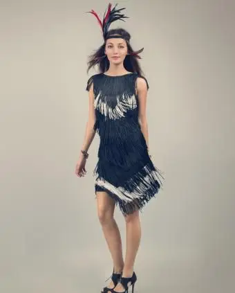 Fille de clapet à franges sur fond gris