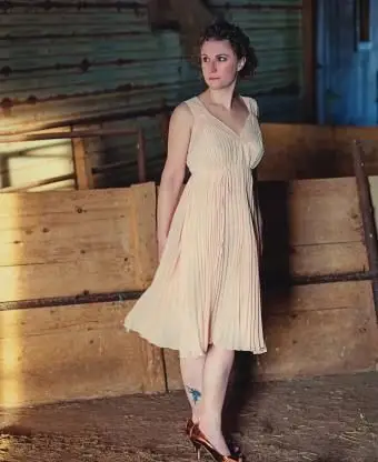 Modèle vintage debout dans l'ancien bâtiment