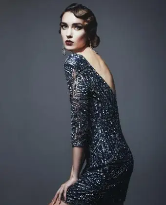 Femme glamour en robe à paillettes vintage