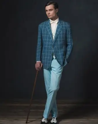 homme pimpant dans des vêtements de style Gatsby