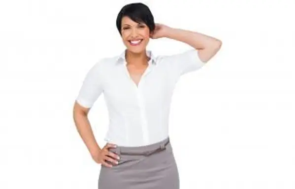 Donna in abito nero scuro