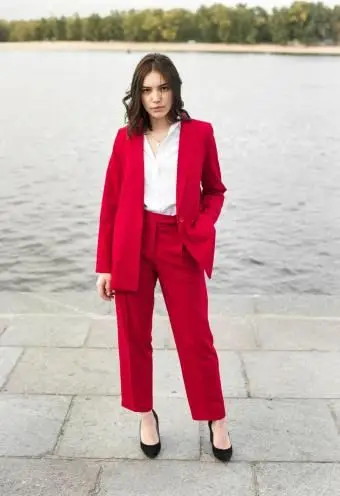 https://cf.ltkcdn.net/womens-fashion/images/slide/231145-850x1278-classic_pantsuit.webp