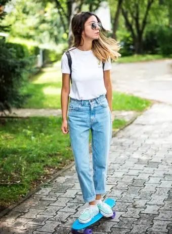 https://cf.ltkcdn.net/womens-fashion/images/slide/231135-850x1190-casual_look.webp