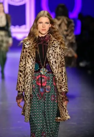 casaco animal print por Anna Sui