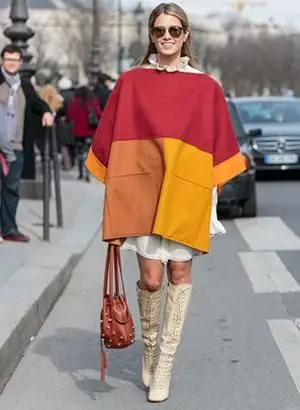 Mujer vistiendo capa de bloque de color moderno