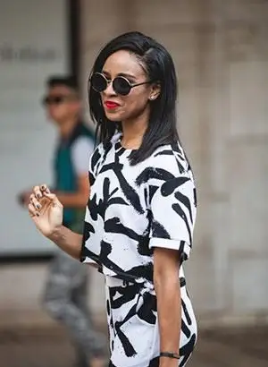 Mujer vistiendo ropa de impresión de trazo de pincel