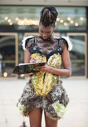 Mujer vistiendo un vestido adornado de estilo callejero