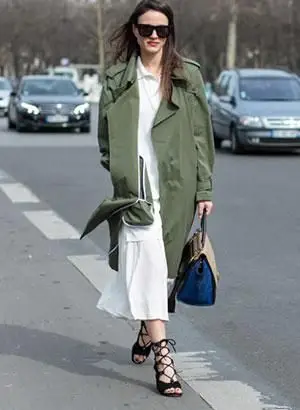 Mujer vistiendo verde gabardina Burberry
