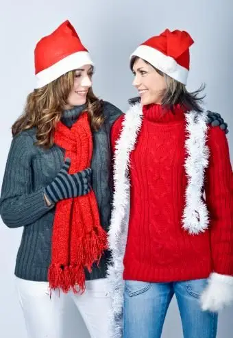 https://cf.ltkcdn.net/womens-fashion/images/slide/205810-569x850-Girls-in-Santas-caps.webp