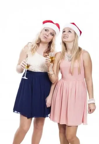 https://cf.ltkcdn.net/womens-fashion/images/slide/205805-567x850-Women-at-Christmas-party.webp