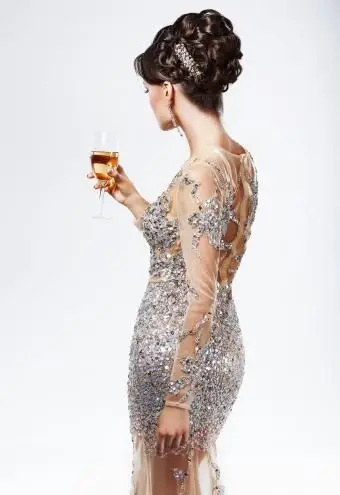 https://cf.ltkcdn.net/womens-fashion/images/slide/205811-567x850-Woman-holding-glass-of-Champagne.webp