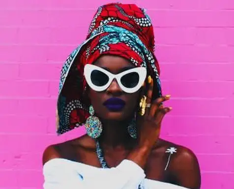 אישה לובשת אופנה בהירה ואקלקטית