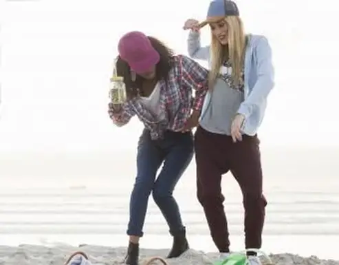 נשים ספורטיביות, רוקדות בחוף הים