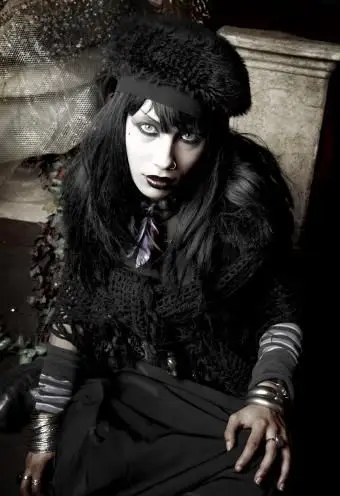 אישה גותית לבושה בשחור