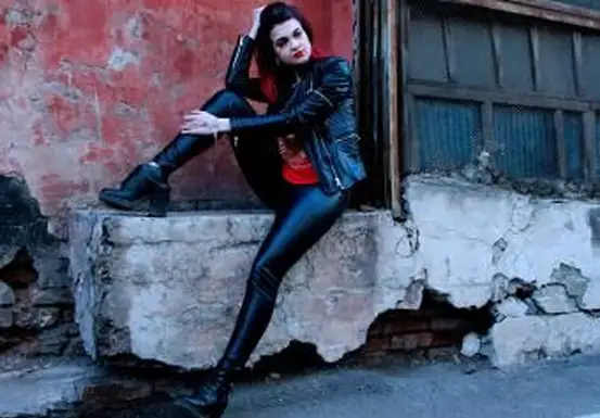 אישה בסגנון נדנדה שמתייצבת בסמטה