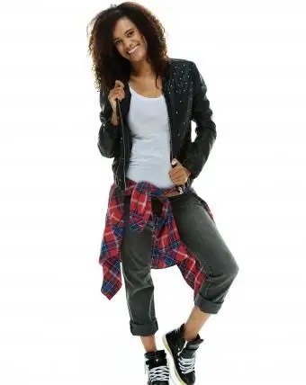 דוגמנית בצורה גראנגית על רקע לבן