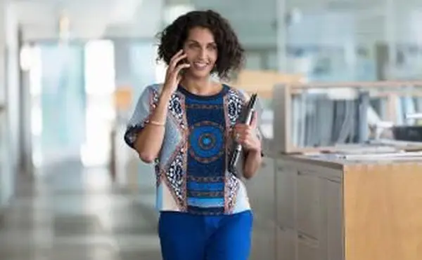 אישה בעבודה