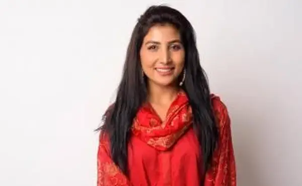 אישה מחייכת בלבוש אדום