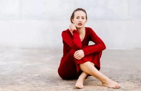 אישה לובשת אדום